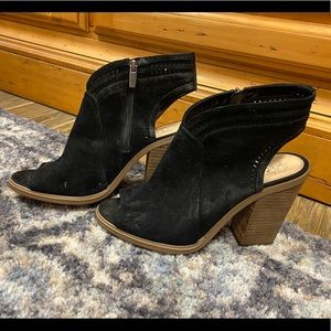 Vince Camuto size 10 black peep toe bootie